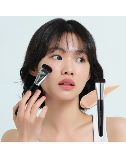 STUDIO17 Glide foundation brush 411